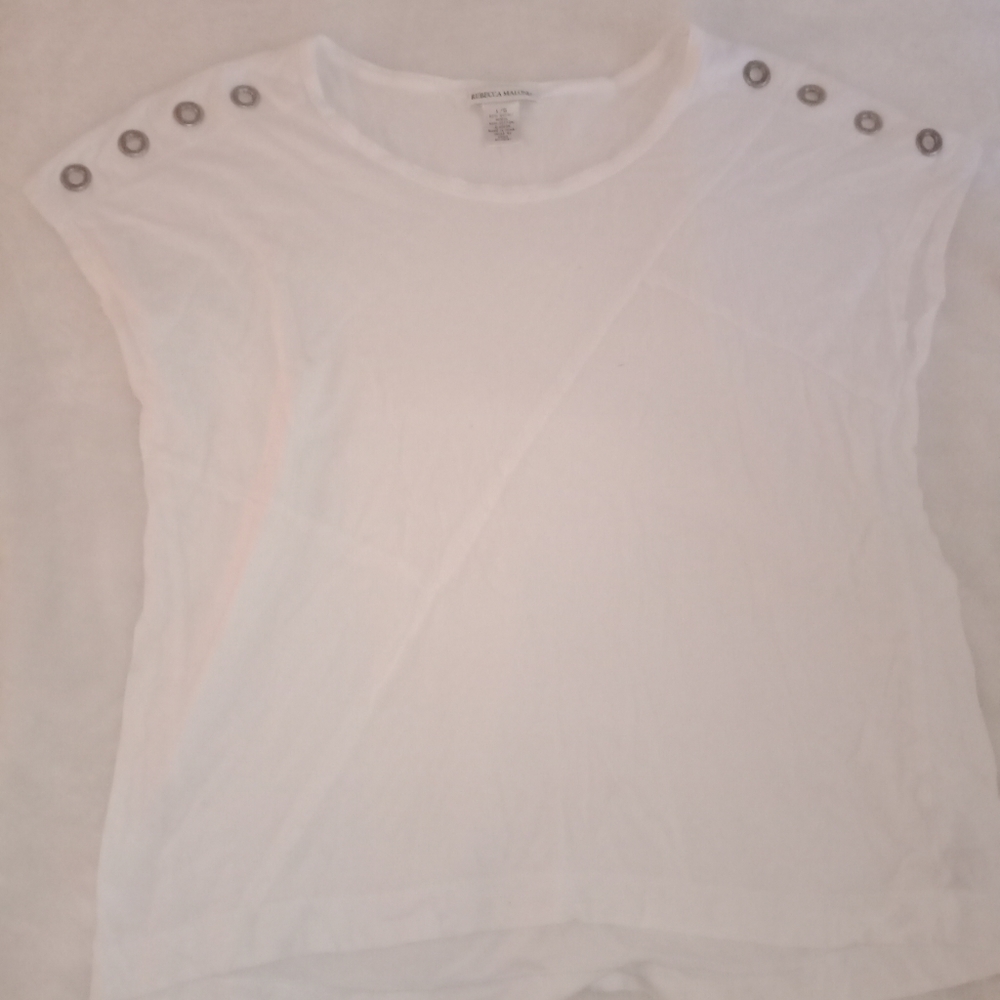Whit shirt with buttons on shoulders